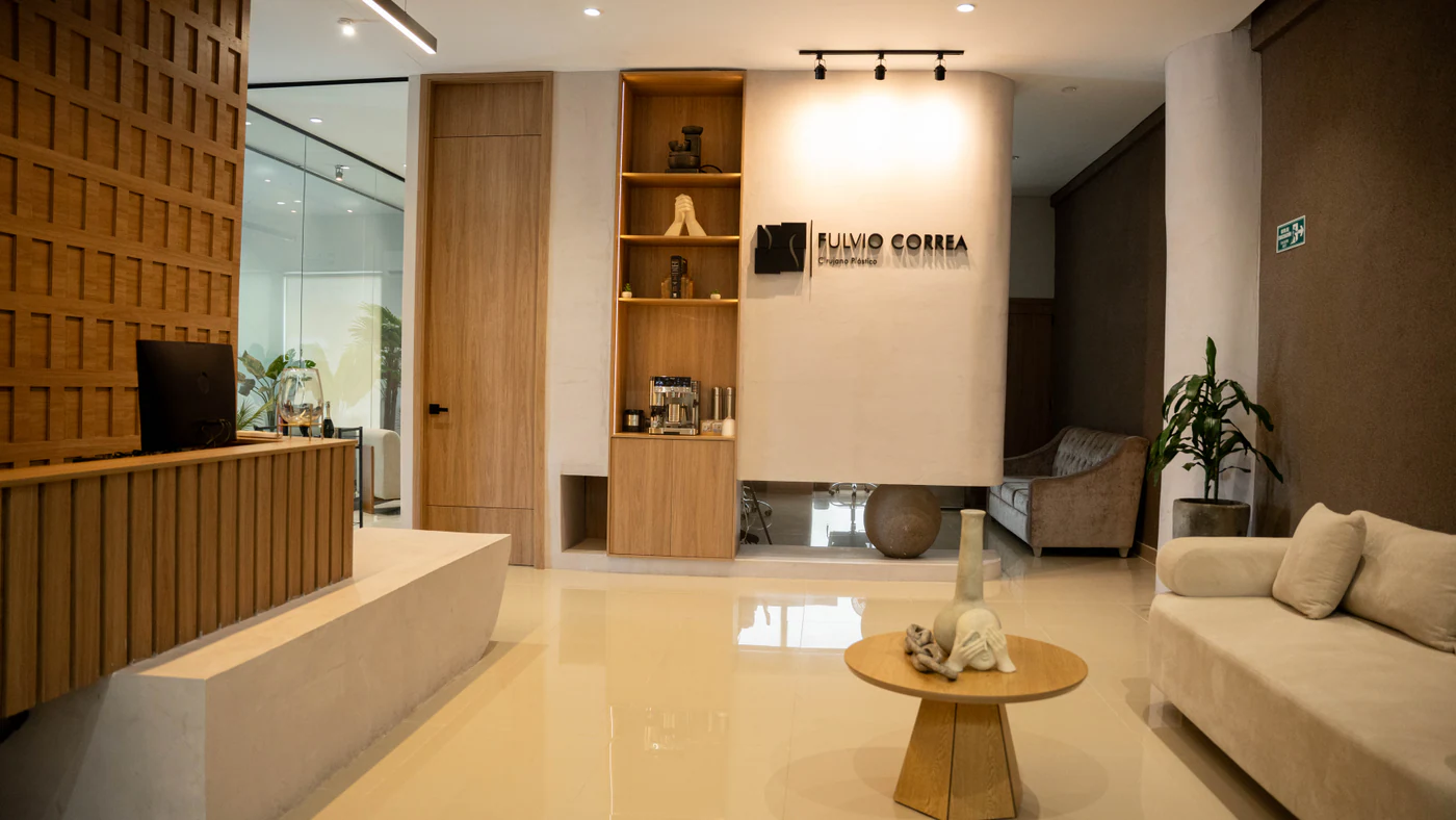 Reception of Dr. Fulvio Correa’s consultation office in Cartagena, with a marble desk and a wall lettered FULVIO CORREA